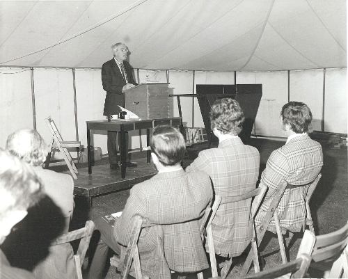 1977 Terry Boundy addresses the audience